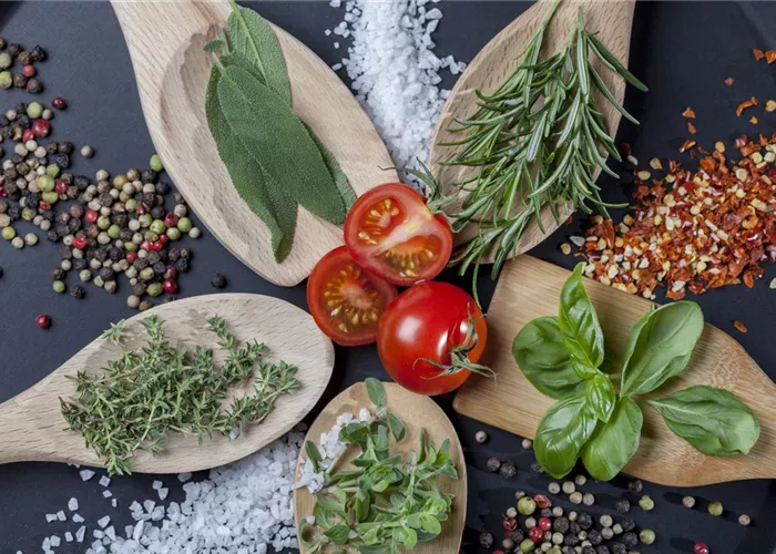 Küchenkräuter schmecken frisch von der Fensterbank am besten